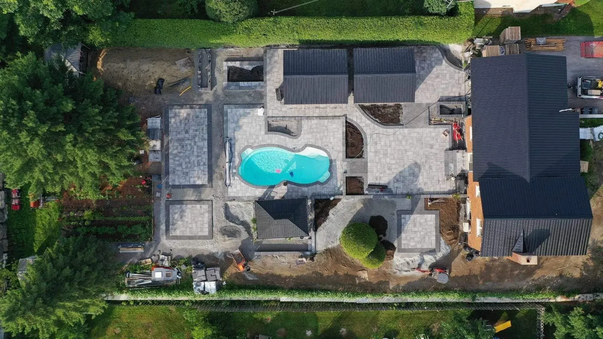 Vue aérienne d'un projet d'aménagement paysager avec piscine à Saint-Liboire