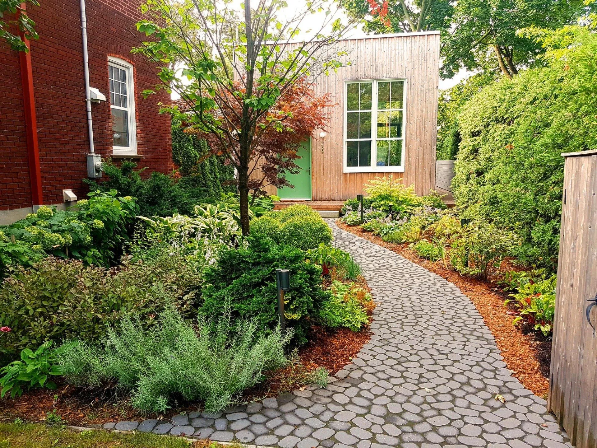 Allée de pavés naturels