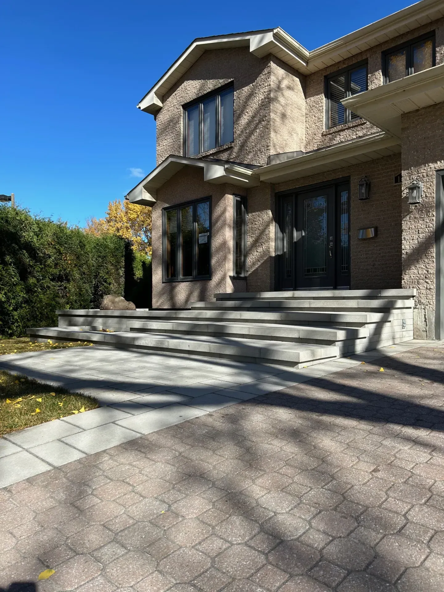 Entrée moderne avec pavé et marches