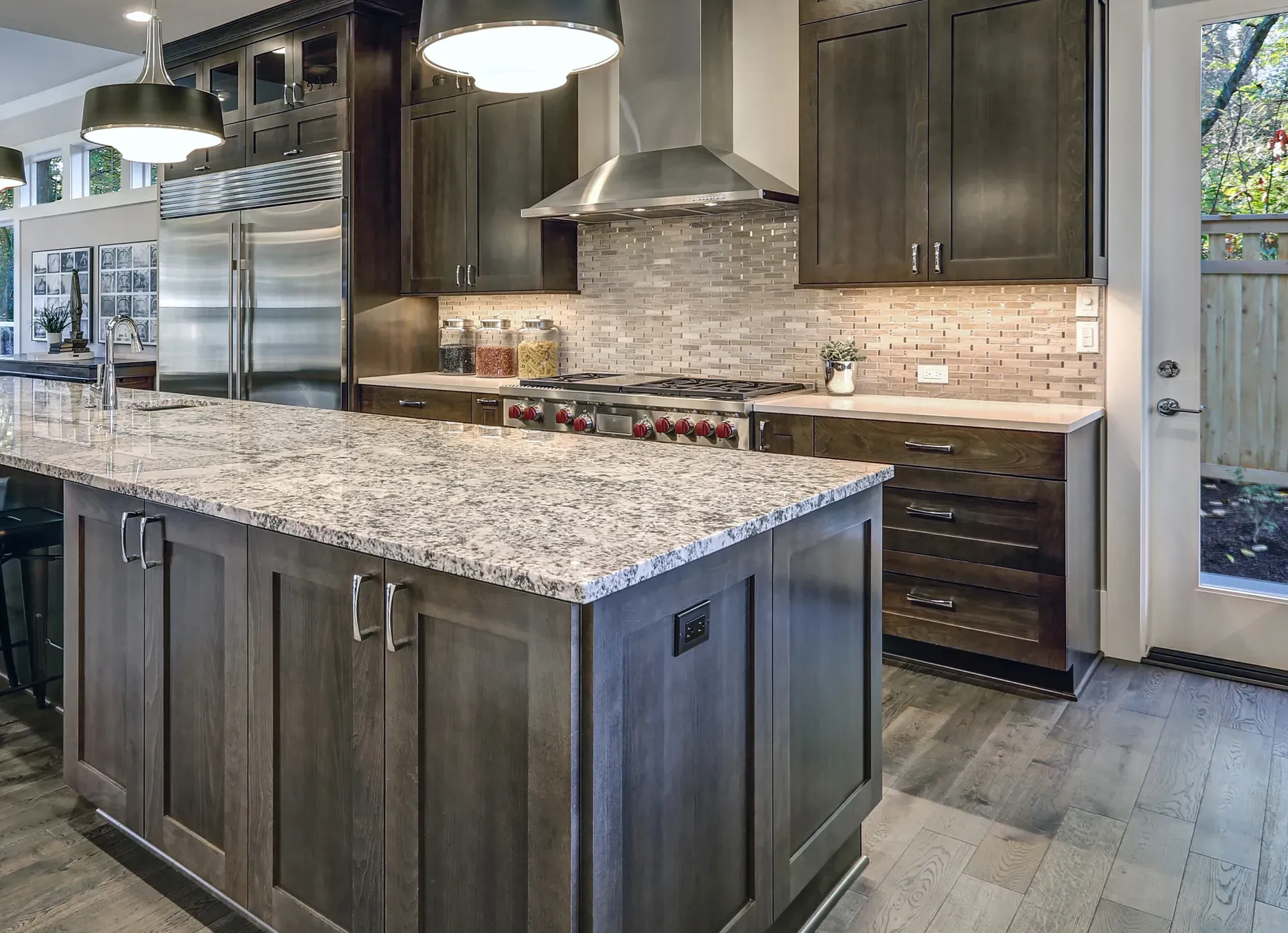 Cuisine avec dosseret en céramique et comptoir en granite